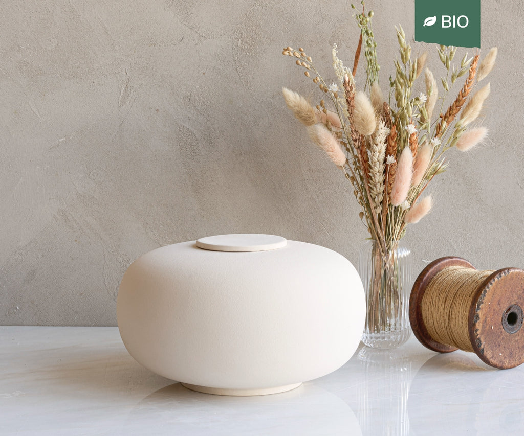Handgefertigte Keramikurne Noma in Beige, biologisch abbaubar, 3.6 Liter, Seruna Schweiz